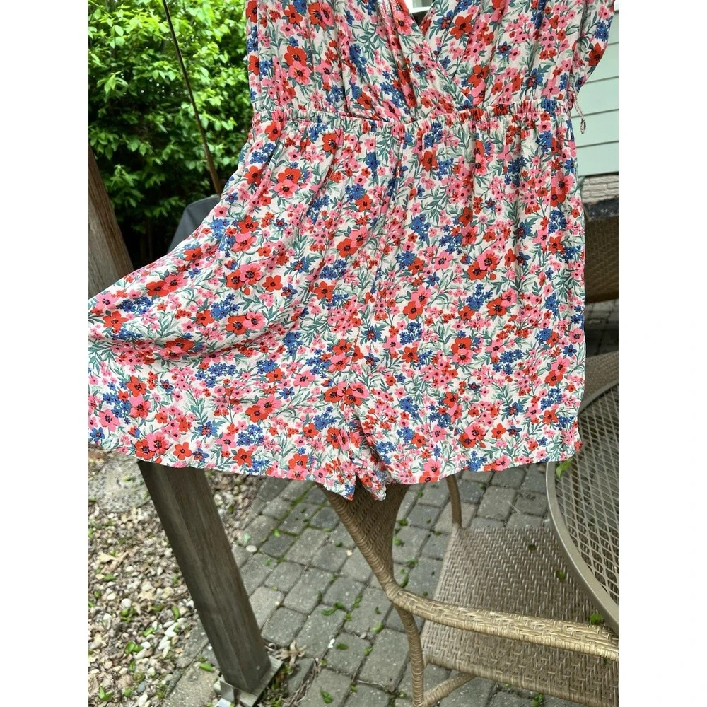 American Eagle Floral Romper M Red Blue Tie Back V-Neck Boho Festival Summer EUC